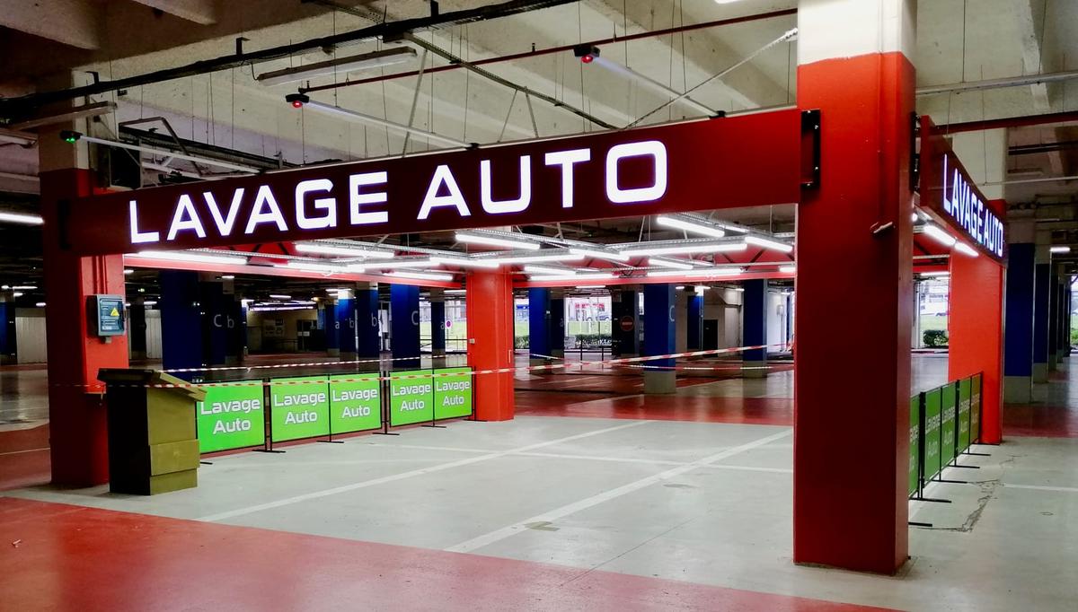 Centre de nettoyage voiture Lavage auto Evry - Centre Commercial d'Evry 2 à Évry - À la main